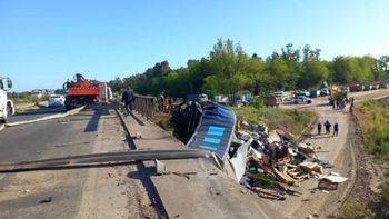 Impactante accidente fatal en Luján: un camión se cayó de un puente y murió su conductor