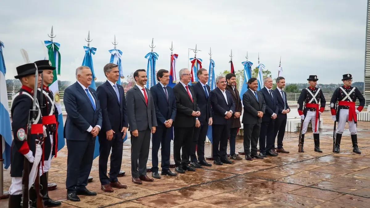 Santilli, junto a gobernadores del Norte Grande durante un encuentro de coordinación política. (Foto: Presidencia).