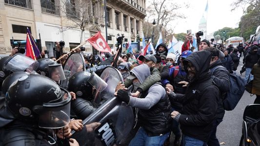 Tensión en la marcha de los miércoles frente al Congreso