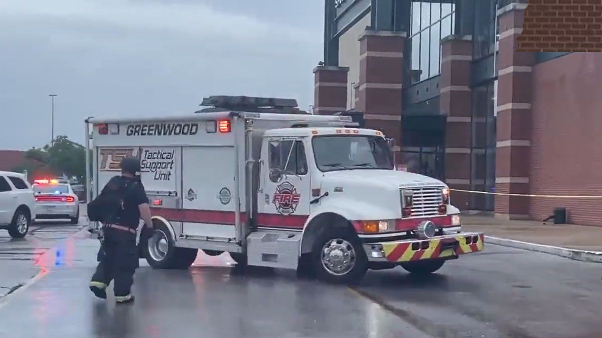 la policía evacuó rápidamente a los dos heridos en el centro comercial (Foto: AP)