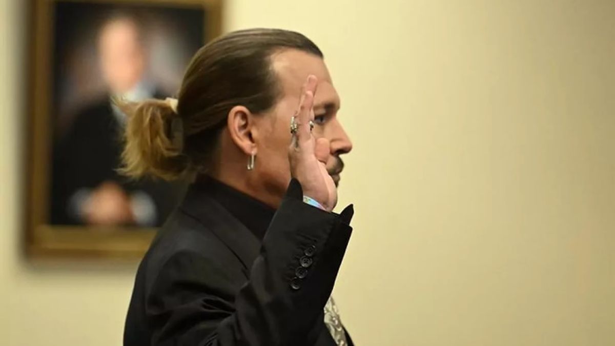 El actor Johnny Depp prestando juramento ante los tribunales de la Justicia de Virginia, Estados Unidos, en el juicio que mantiene con su ex, Amber Heard, acus&aacute;ndola de difamaci&oacute;n.&nbsp;