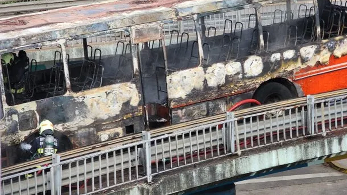 Así quedé el micro que se prendió fuego. (Foto: M1)