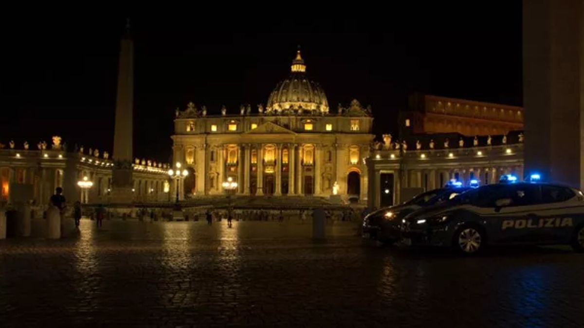 Un auto se incrustó en el Vaticano.