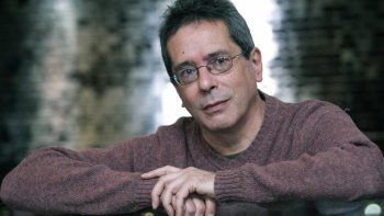 8 recomendaciones para entrar al mundo de César Aira, el escritor argentino más prolífico