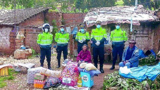 Una anciana llora porque no recibió bono económico y policías la consuelan llevándole ayuda