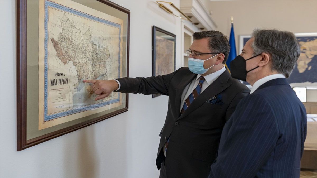 Antony Blinken, en Kiev, revisa el actual mapa de Ucrania (Foto: Archivo)