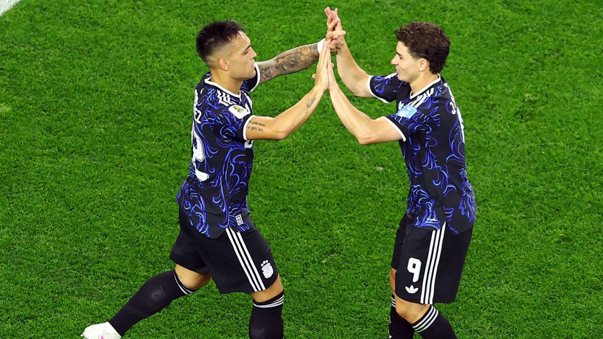 El problema del centro delantero. Ni Julián ni Lautaro rindieron hasta ahora. Entre los dos, solo un gol y de penal ante el rival más flojo del grupo. (Foto: Reuters)