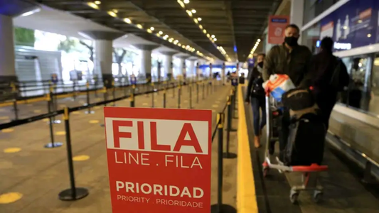 Arrancó el paro de los controladores aéreos en toda la Argentina: ¿qué vuelos se verán afectados y hasta cuándo?