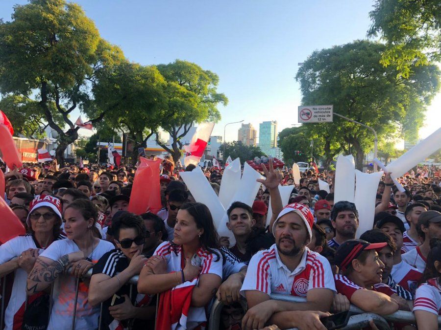 River llegó a Buenos Aires y fue recibido por sus hinchas en el Monumental