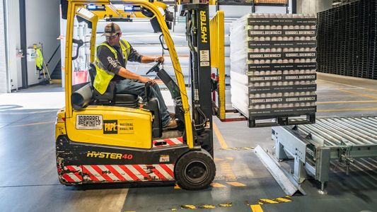 La economía creció 5% en mayo interanual, pero volvió a mostrar una baja mensual