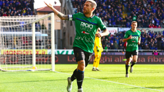 Bailan como el Papu: Atalanta goleó 5-0 a Milan con un golazo del 10 argentino