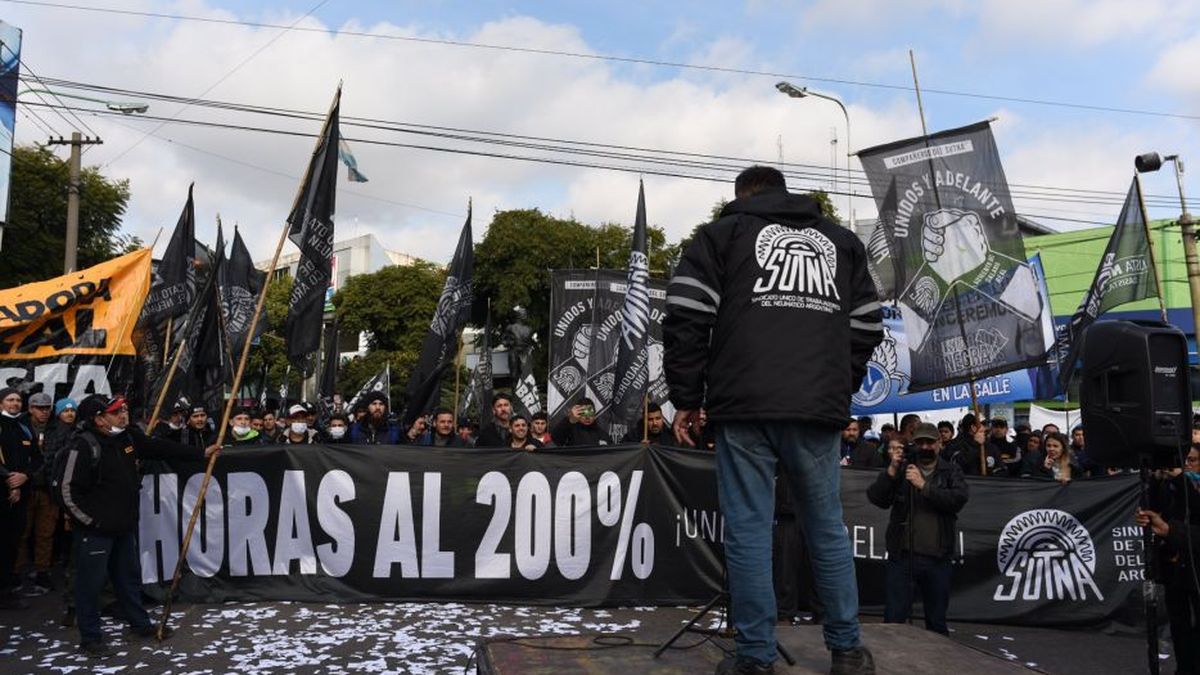 El l&iacute;der del sindicato del Neum&aacute;tico, Alejandro Crespo, dio un encendido discurso. (Foto: Telam).