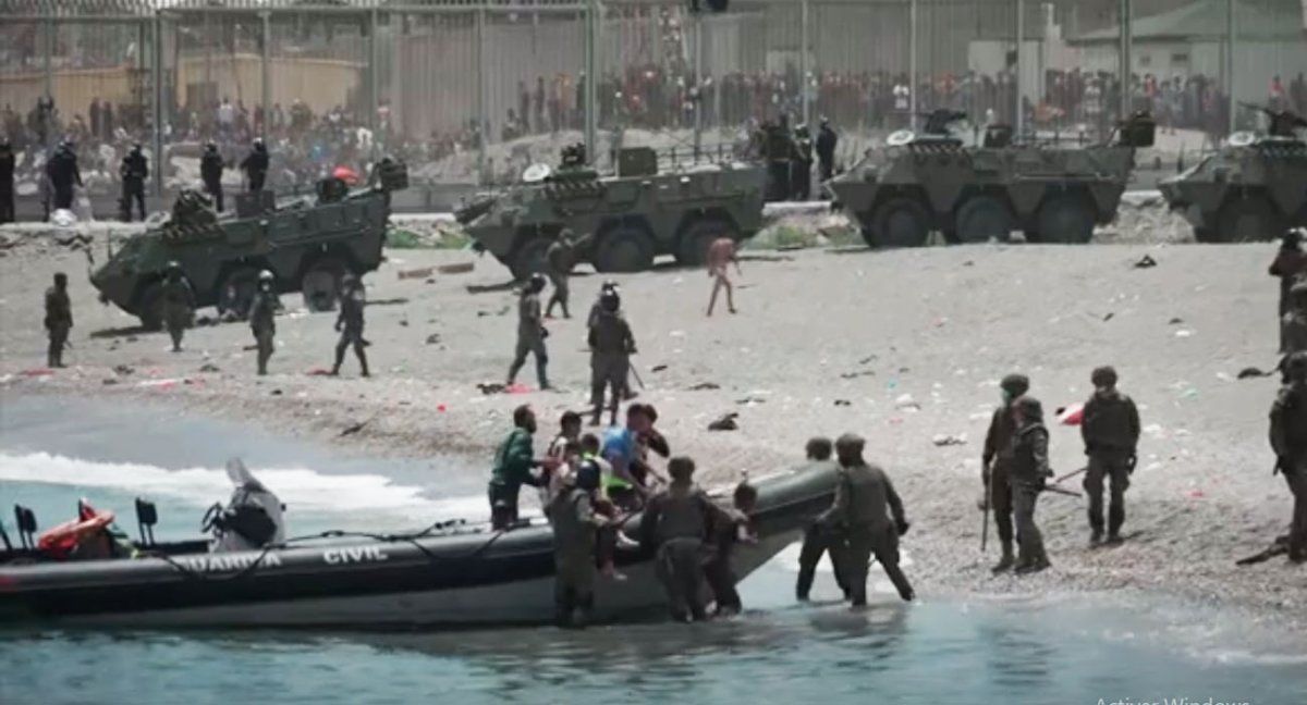 Militares españoles guían a inmigrantes ilegales que llegaron a nado (Foto: AP)