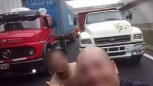 Paseo del Bajo: dos camioneros fueron detenidos por sacarse una selfie y detener el tránsito