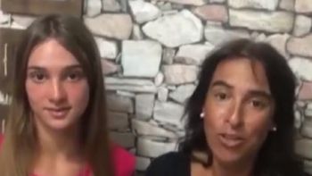 Se olvidaron a su hija en una estación de servicio y a la madre le dio un ataque de risa