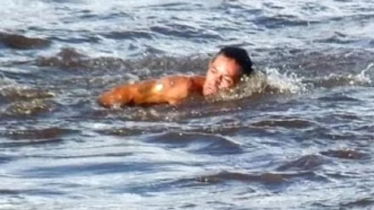 El hombre que desapareció en la corriente. (Foto: captura video)