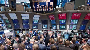 El día después de los anuncios, subió el riesgo país y las acciones argentinas en Wall Street cayeron más de 8%