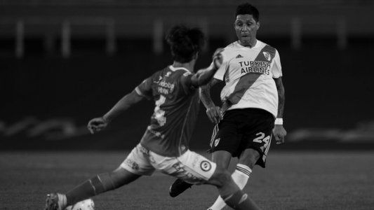 River recibió un golpe inoportuno y perdió sobre la hora contra Argentinos en la previa del Superclásico