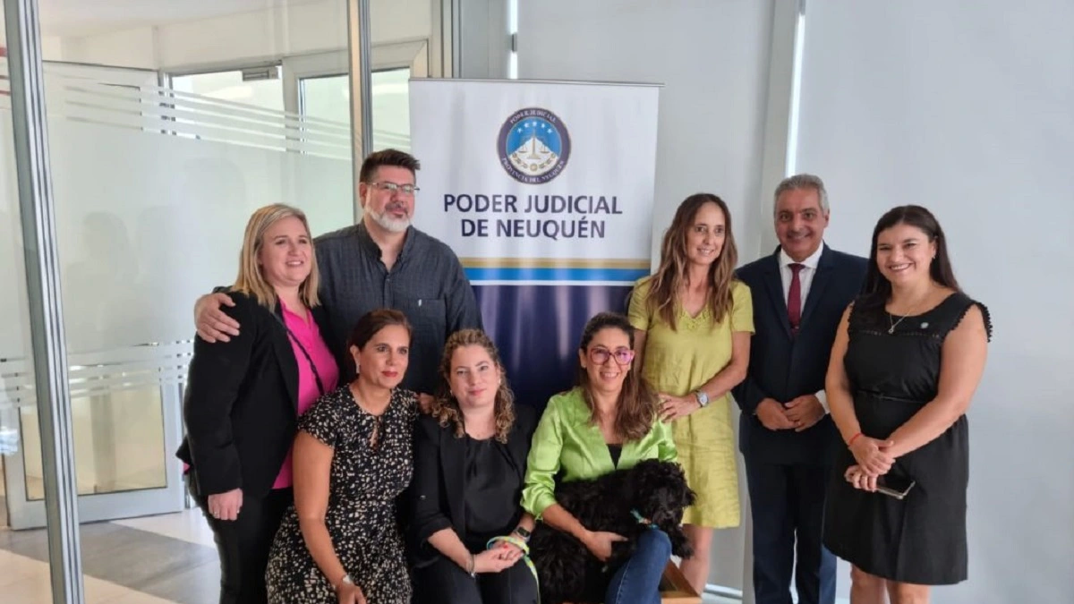 Oreo, junto a funcionarias y funcionarios judiciales como Soledad Gennari, Germán Busamia y Vanina Merlo (Foto: Noticias Jus Neuquén).