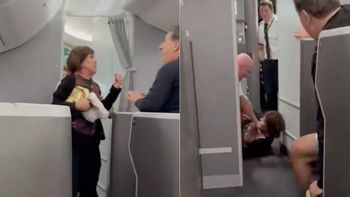 Insultos, amenazas y homofobia: el video del escándalo que paralizó un vuelo a Nueva York