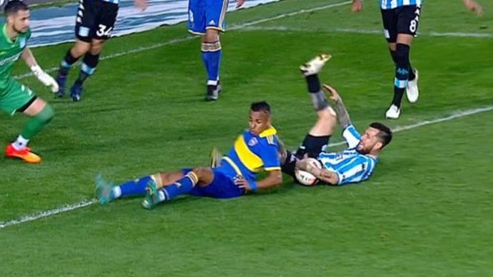 Insólito: la mano clarísima de Gómez en Racing-Boca que Rapallini no cobró a pesar del llamado del VAR