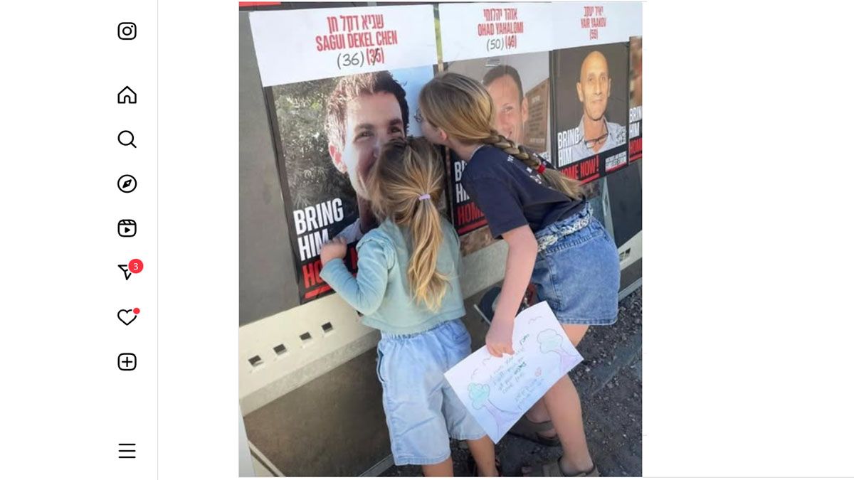 Las hijas de Sagui besan la imagen de su padre, uno de los rehenes. Este sábado quedará libre. (Foto: Gentileza Times of Israel)
