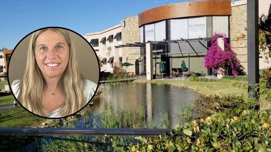 Una mujer fue a ver la película Barbie con sus hijas, un auto la atropelló en el estacionamiento y murió