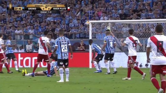 Palacios probó dos veces desde afuera y casi pone a River en ventaja