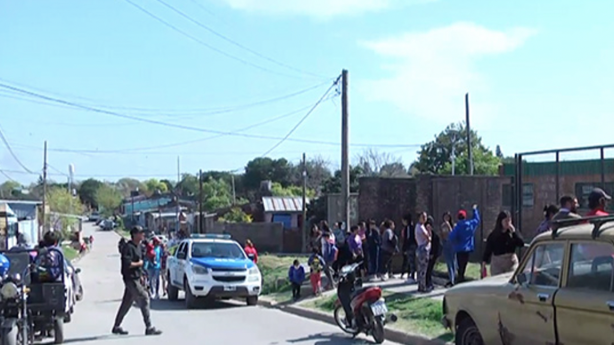 Padres de familia se acercaron a la escuela donde una abuela denunció que un ordenanza abusó de su nieta.