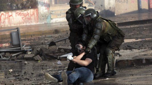 Torturas, tratos inhumanos y abusos sexuales: las denuncias contra Carabineros que vuelven a sacudir al gobierno de Piñera