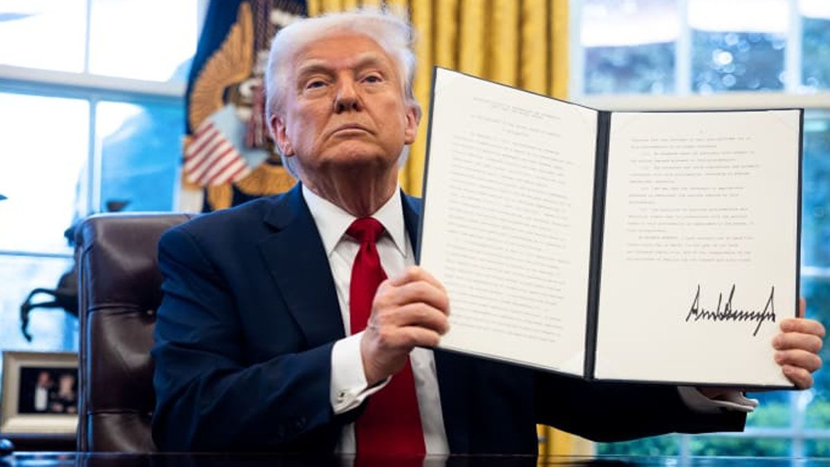 Trump muestra otro aumento de aranceles a las importaciones que afecta al comercio mundial. (foto: Gentileza Autoblog)