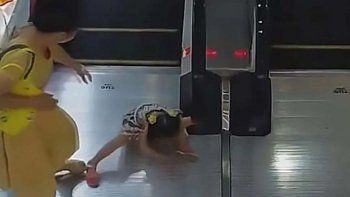 Terror por escalera mecánica que se tragó el brazo de una nena