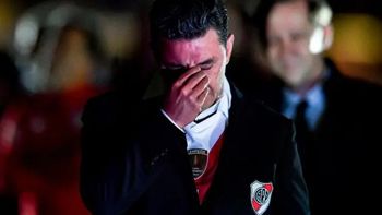 Conmovedor: la emoción del Muñeco Gallardo luego de recibir dos regalos de una hincha de River