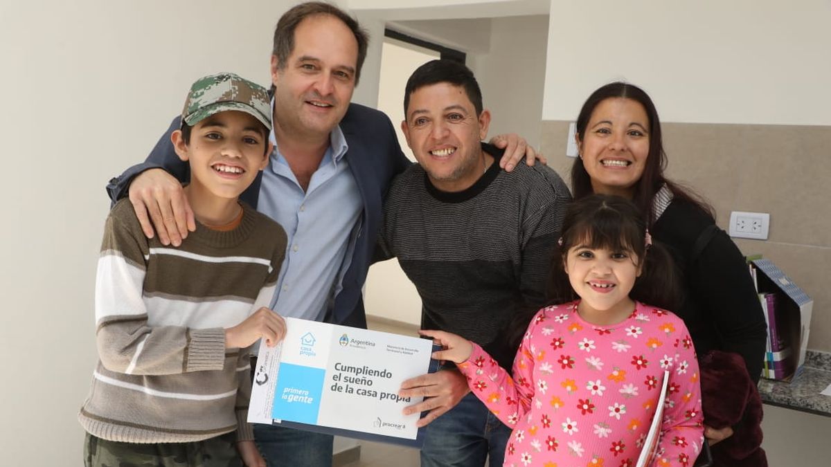 Fernández, Maggiotti y Jalil entregaron 90 viviendas en Valle Chico