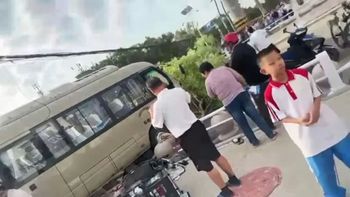 China: un micro escolar atropelló a 24 personas en un colegio y mató a 11 personas