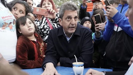 PASO: Sergio Massa recorrió Berazategui con familias de la zona a días de las elecciones