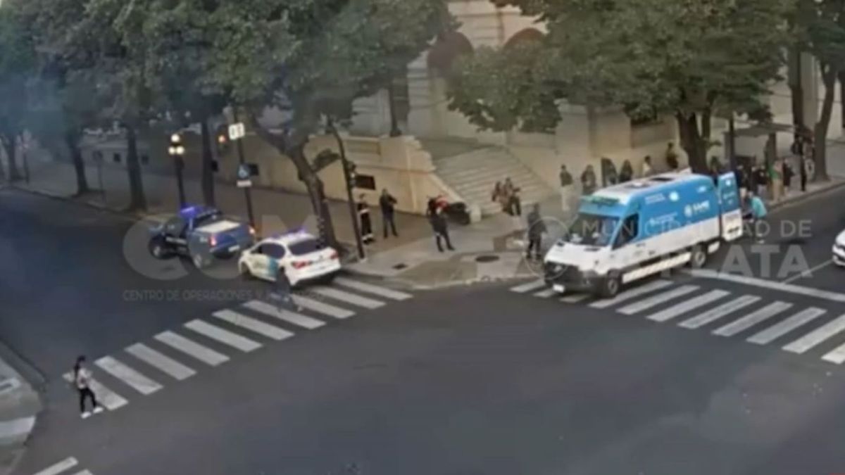 Impactante video: atacaron a una joven con una tijera en plena calle.