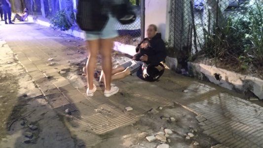 Un hombre intentó matar a su mujer mientras manejaba delante de sus dos hijos de 5 y 7 años