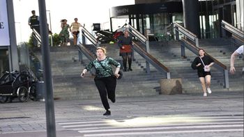 La gente huye del shopping con el inicio de los disparos (Foto: gentileza Diario El país)