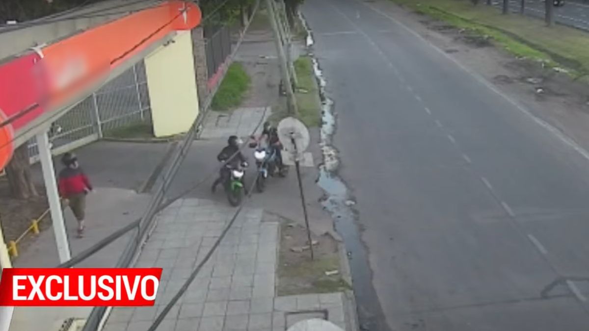 A24 accedió a las filmaciones del momento en que roban la moto con la que luego interceptarían a Andrés Blaquier (Foto: Captura).