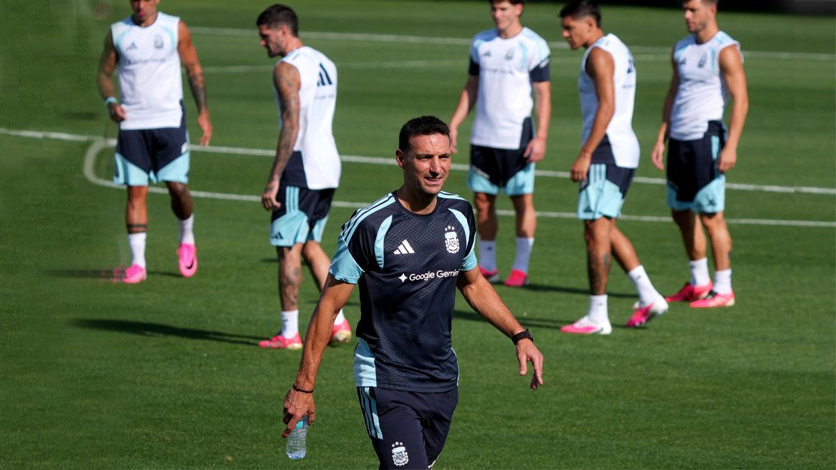 Lio Scaloni y una botellita de agua. El calor también jugará en el partido del viernes contra Cabo Verde. ( Foto: Reuters)