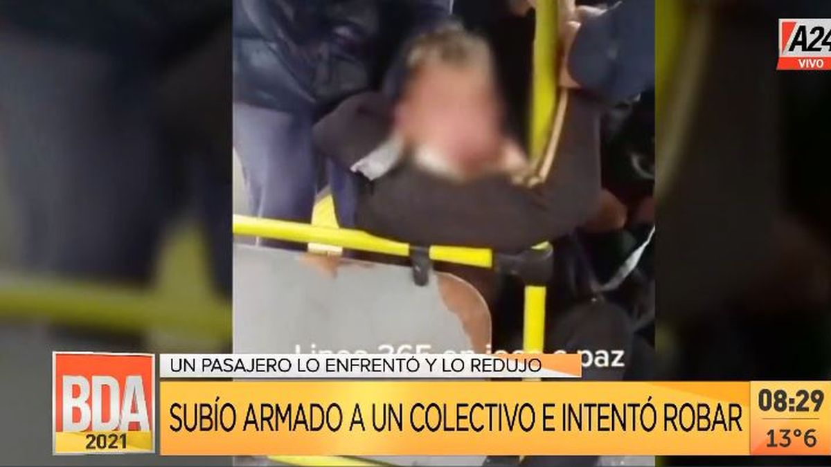 Así un pasajero redujo a un ladrón que quiso robar un colectivo. (Captura de Tv)