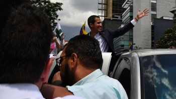 Atacaron el auto de Juan Guaidó cuando salía de la Asamblea Nacional