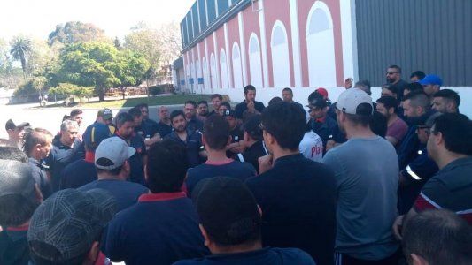 Crisis en Kimberley Clark: desalojo de empleados que evitan el cierre de una fábrica en Bernal