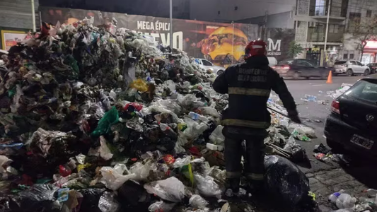 En medio del conflicto por la recolección en CABA, un camión descargó una montaña de basura en una avenida