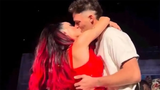 Lali Espósito y Santi Maratea se dieron un beso en el Movistar Arena: cuál fue el ataque de trans-odio que generó el chape