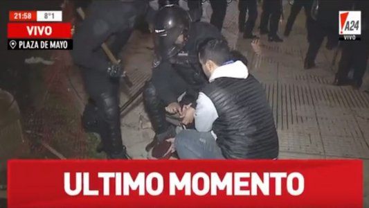 Incidentes en Plaza de Mayo durante la desconcentración de la marcha universitaria