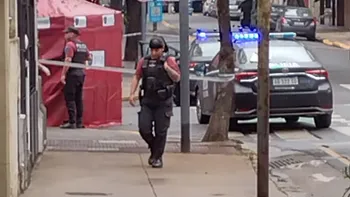 el llamado al 911 del policia retirado que mato a un motochorro durante una salidera: un delincuente... el llamado al 911 del policia retirado que mato a un motochorro durante una salidera: un delincuente...