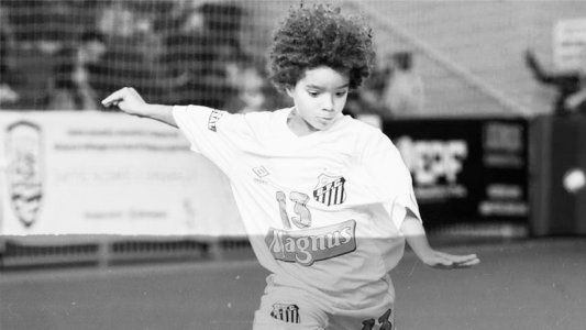 Un brasileño de 8 años que juega en Santos firmó un contrato récord con Nike