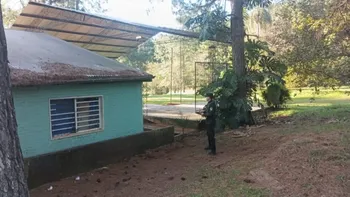Un adolescente de 13 años se subió al techo de una escuela y una falla eléctrica desencadenó una tragedia